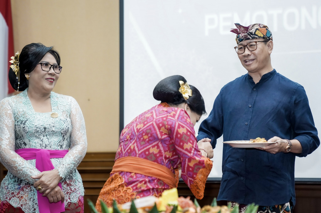 Peringati Hari Ibu Ke-93, Ketua TP. PKK Kab. Badung Lakukan Bakti Sosial